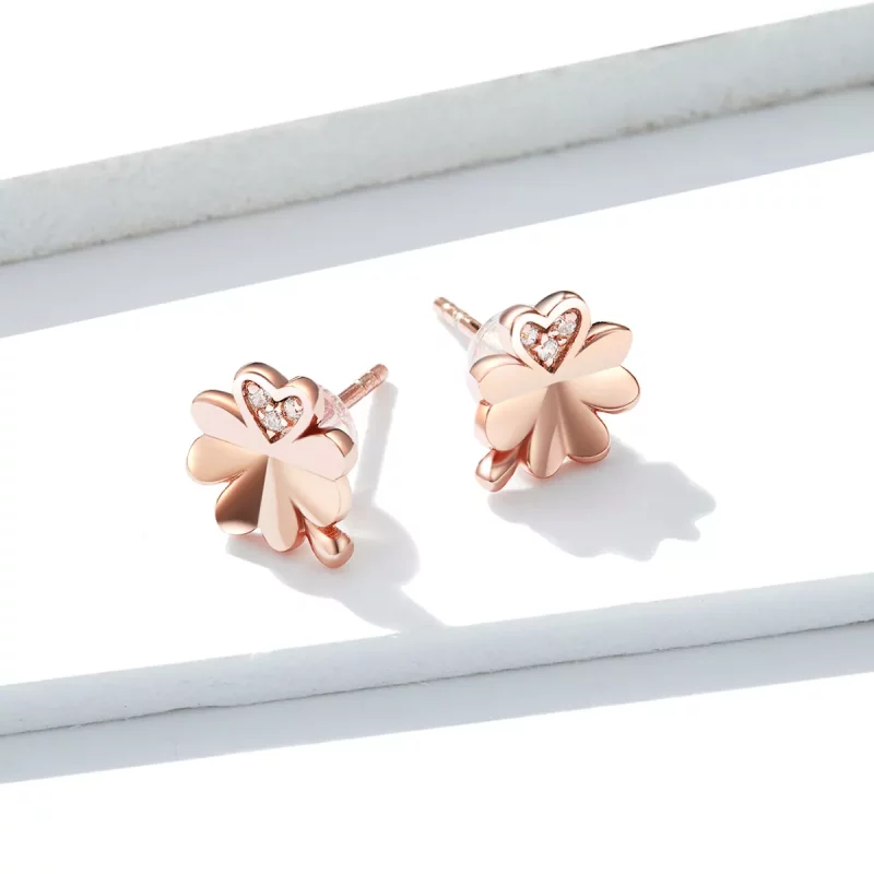 (imagen para) Estos aretes de botón estilo Pandora en color oro rosa con trébol - BSE233 - Ver 2