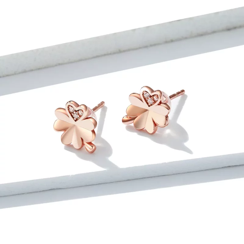(imagen para) Estos aretes de botón estilo Pandora en color oro rosa con trébol - BSE233 - Ver 3