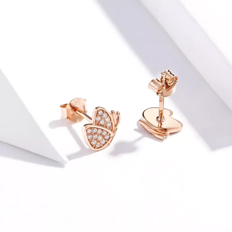 (imagen para) Estos aretes de estilo Pandora en color oro rosa tienen forma de mariposa - SCE7 - Ver 2