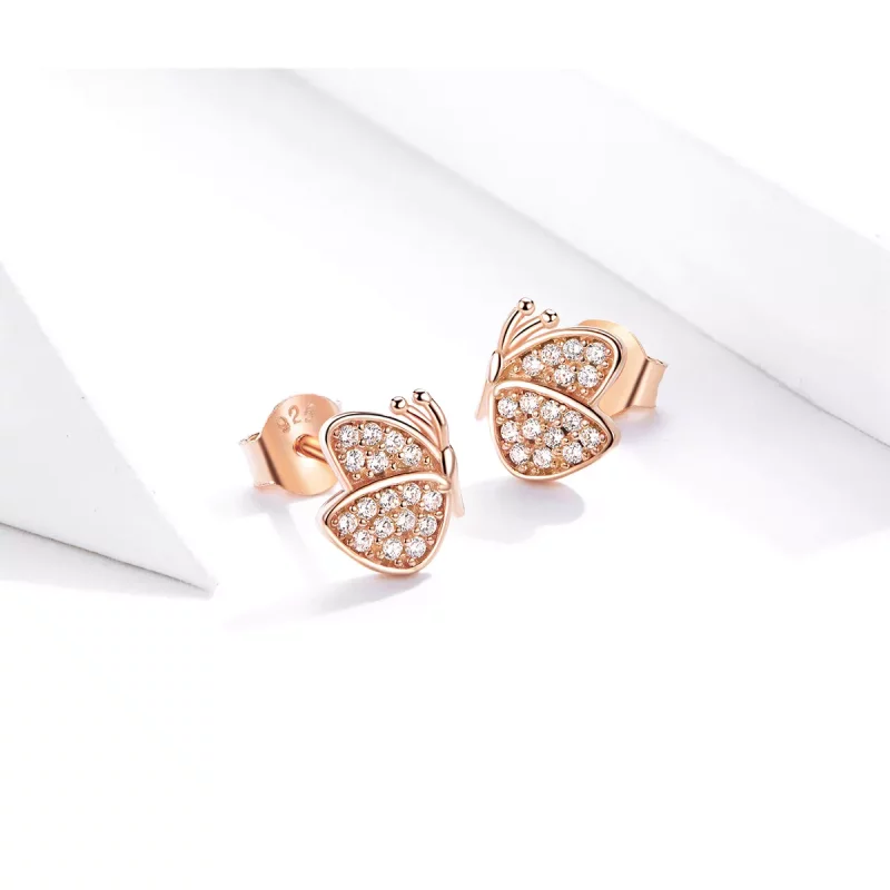 (imagen para) Estos aretes de estilo Pandora en color oro rosa tienen forma de mariposa - SCE7 - Ver 3