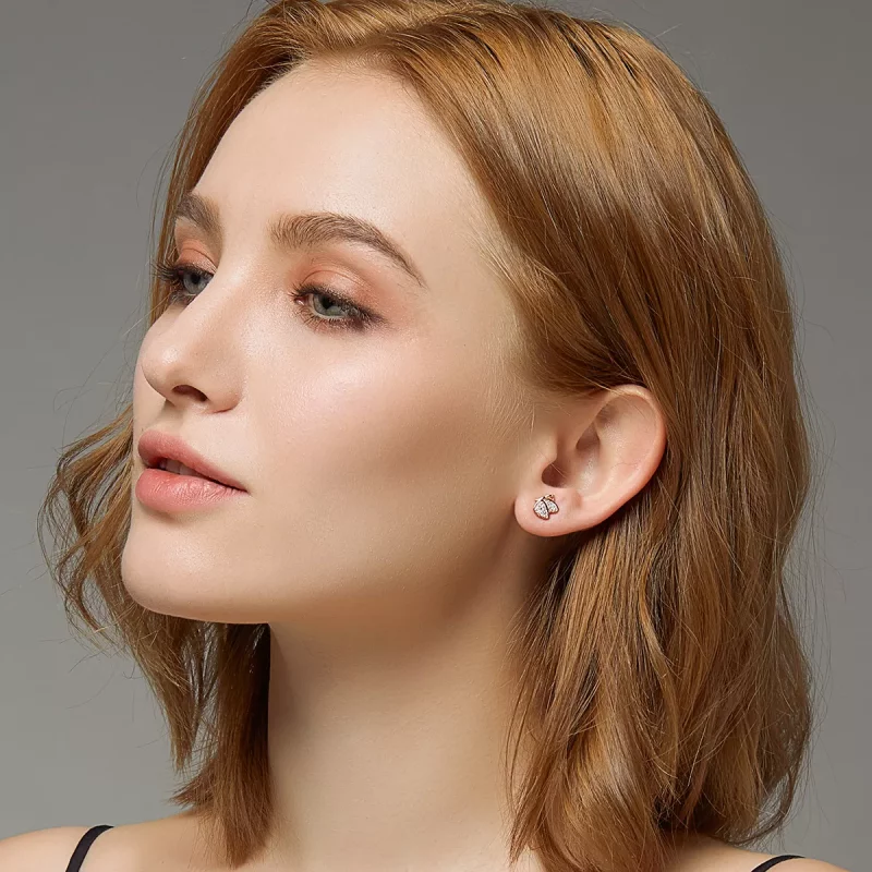 (imagen para) Estos aretes de estilo Pandora en color oro rosa tienen forma de mariposa - SCE7 - Ver 6