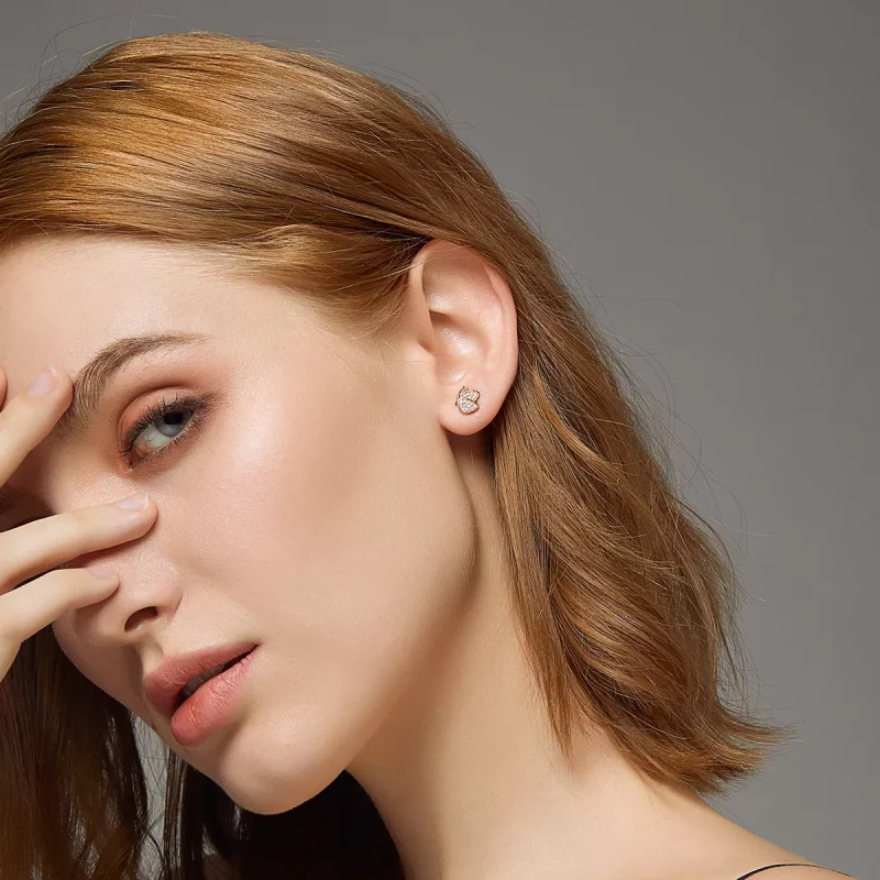 (imagen para) Estos aretes de estilo Pandora en color oro rosa tienen forma de mariposa - SCE7 - Ver 7