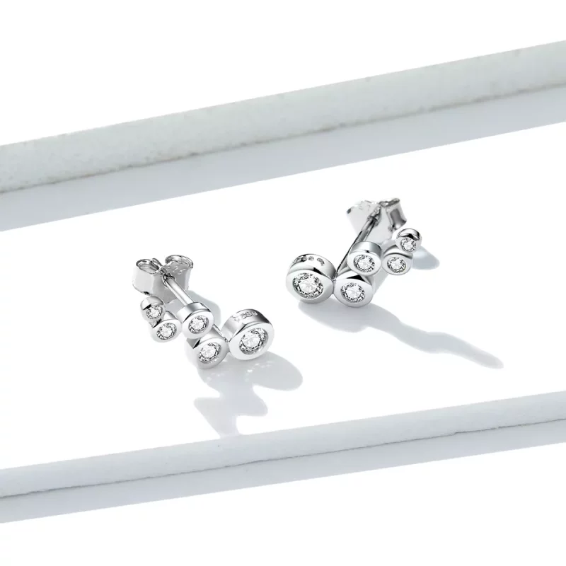 (imagen para) Estos aretes de perno de estilo Pandora en plata son elegantes y brillantes - BS - Ver 2