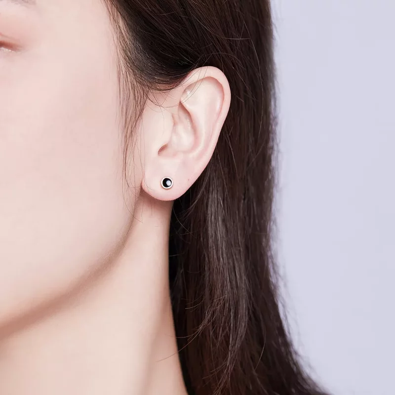 (imagen para) Estos aretes de plata estilo Pandora tienen un pequeño diseño redondo - SCE694 - Ver 5