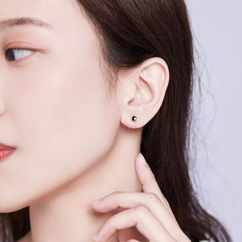 (imagen para) Estos aretes de plata estilo Pandora tienen un pequeño diseño redondo - SCE694 - Ver 6