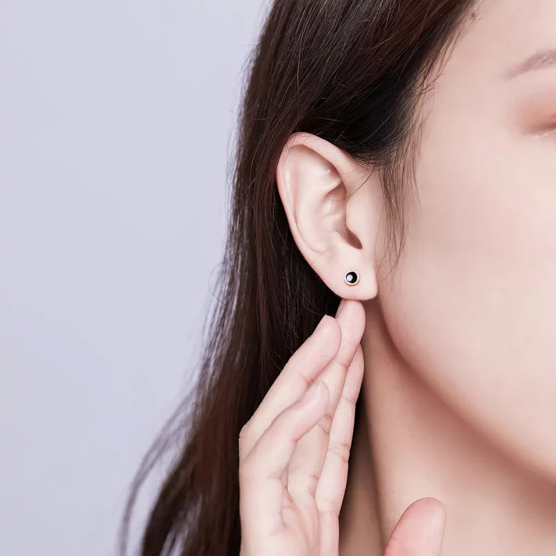 (imagen para) Estos aretes de plata estilo Pandora tienen un pequeño diseño redondo - SCE694 - Ver 7