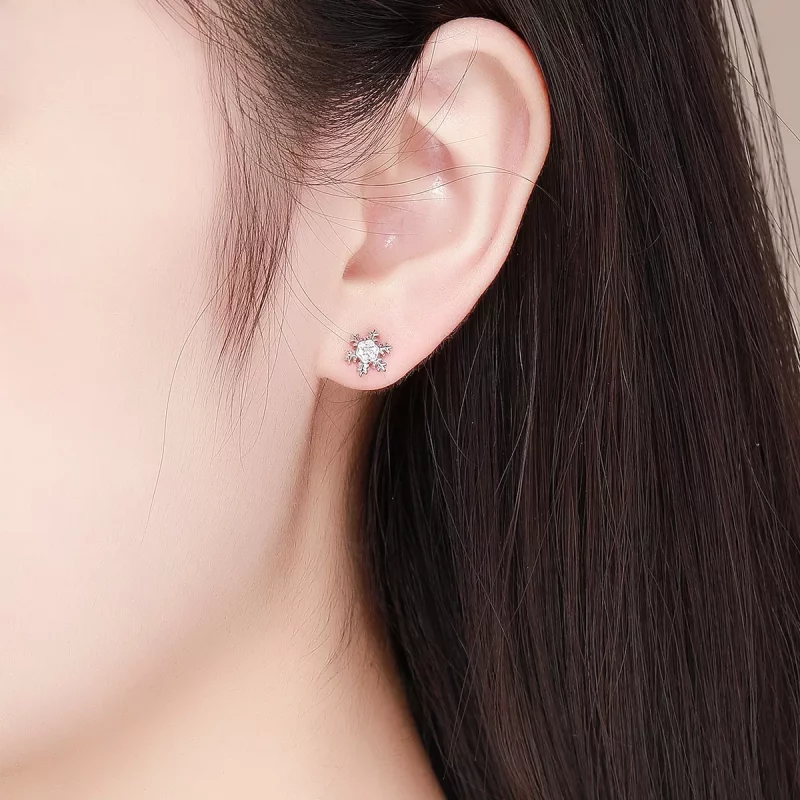 (imagen para) Estos aretes elegantes de estilo Pandora en plata tienen forma de copos de nieve - Ver 5
