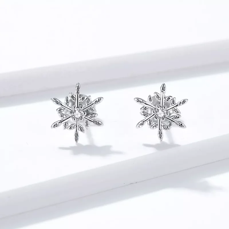 (imagen para) Estos pendientes de botón de estilo Pandora, plateados, con románticos copos de - Ver 2