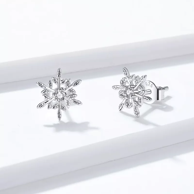 (imagen para) Estos pendientes de botón de estilo Pandora, plateados, con románticos copos de - Ver 3