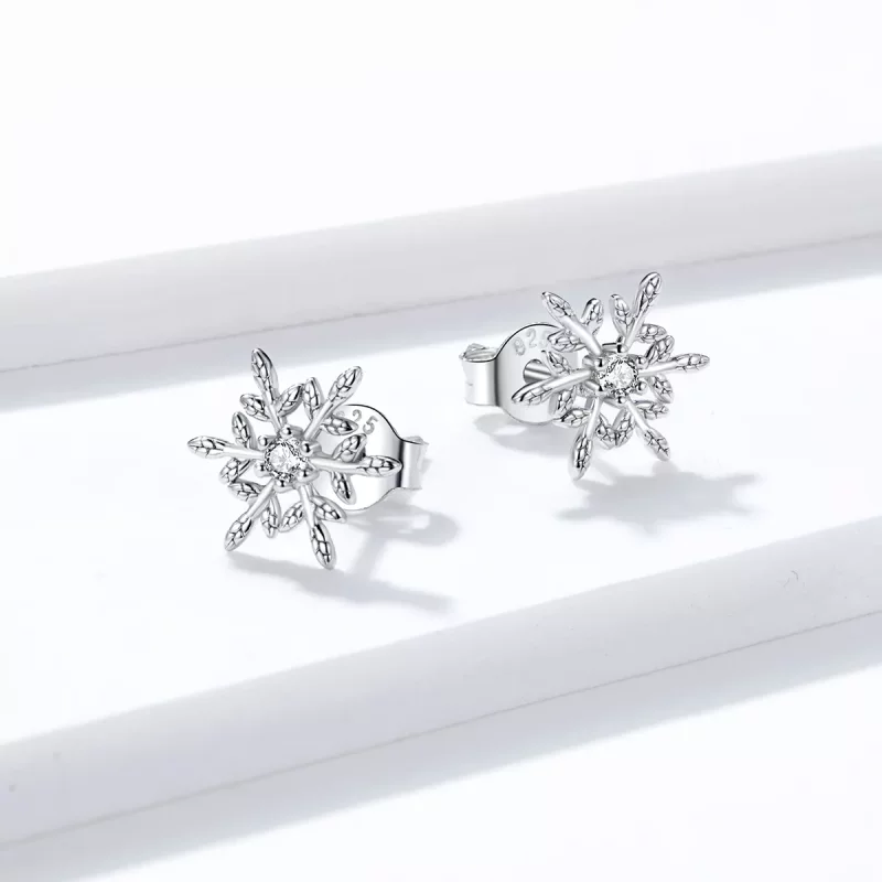 (imagen para) Estos pendientes de botón de estilo Pandora, plateados, con románticos copos de - Ver 4