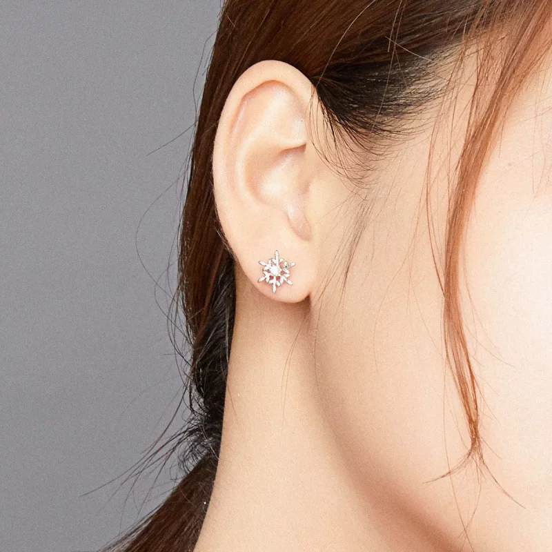 (imagen para) Estos pendientes de botón de estilo Pandora, plateados, con románticos copos de - Ver 8