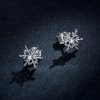 Estos pendientes de botón de estilo Pandora, plateados, con románticos copos de nieve - BSE424