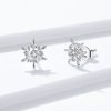 Estos pendientes de botón de estilo Pandora, plateados, con románticos copos de nieve - BSE424
