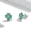 Estos aretes de botón estilo Pandora con trébol de cuatro hojas - SCE1346