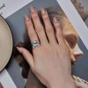 Anillo de apertura estilo Pandora con oso abrazo - SCR921