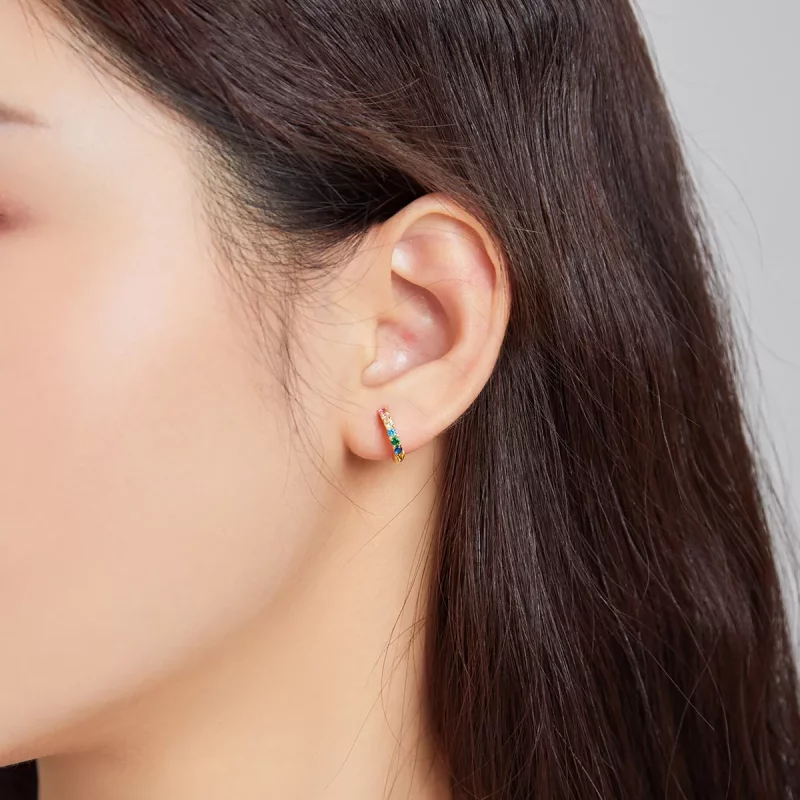 (imagen para) Aretes de aro estilo Pandora con diseño de arcoíris en el lado de la oreja - SCE - Ver 2