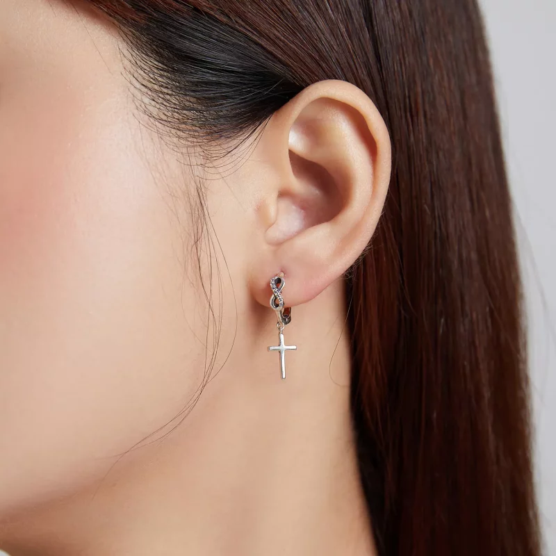 (imagen para) Estos pendientes estilo Pandora con cruz creativa son perfectos para lucir aros - Ver 6