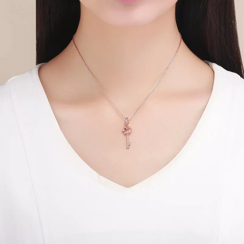 (imagen para) Pendiente estilo Pandora de oro rosa con colgante de llave brillante Luchy - SCC - Ver 2