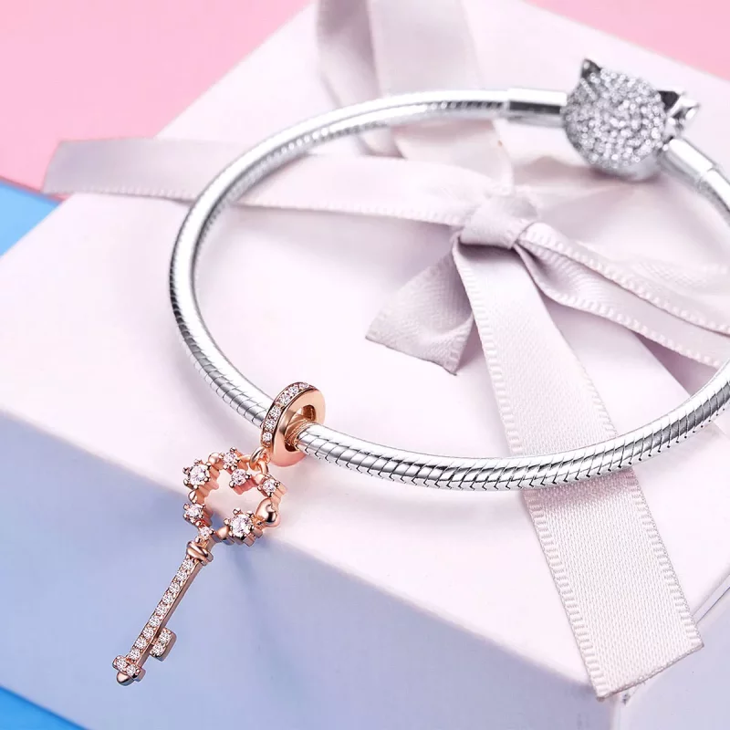 (imagen para) Pendiente estilo Pandora de oro rosa con colgante de llave brillante Luchy - SCC - Ver 5