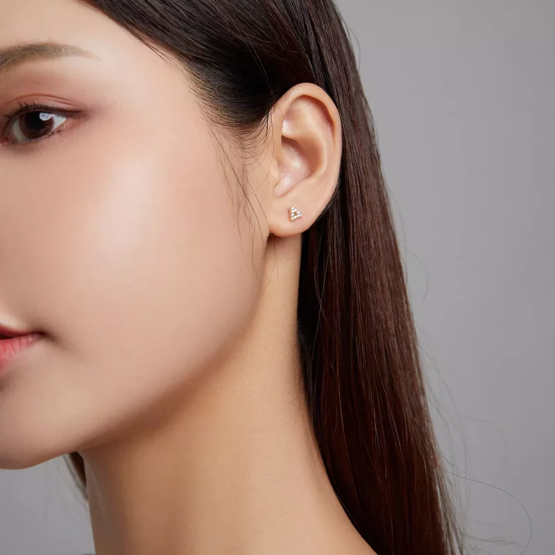 (imagen para) Estos aretes de estilo Pandora con forma de triángulo brillante - SCE1220 - Ver 4