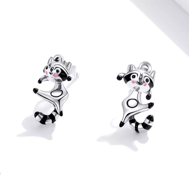 (imagen para) Estos aretes de tuerca estilo Pandora presentan un diseño de mapache - SCE990 - Ver 2