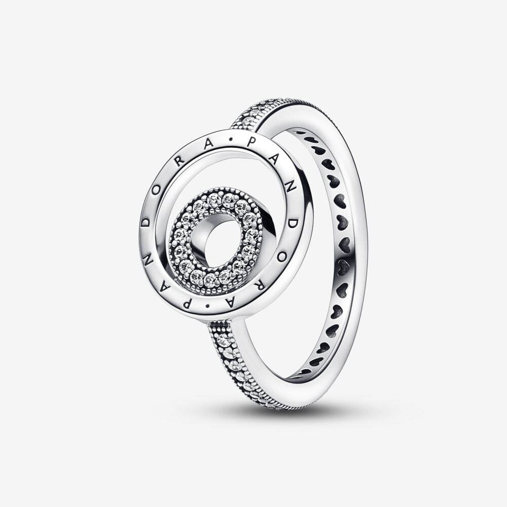 anillo con círculos pavé y logotipo exclusivo de pandora 192316c01