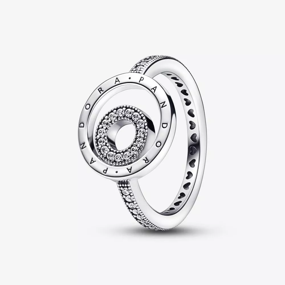 anillo con círculos pavé y logotipo exclusivo de pandora 192316c01