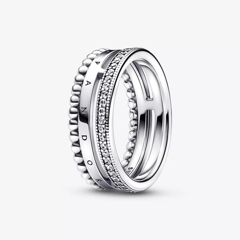 anillo con pavé y cuentas con el logotipo de pandora signature 192312c01