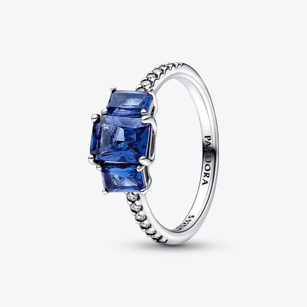 anillo rectangular de tres piedras brillantes de pandora en color azul 192389c01