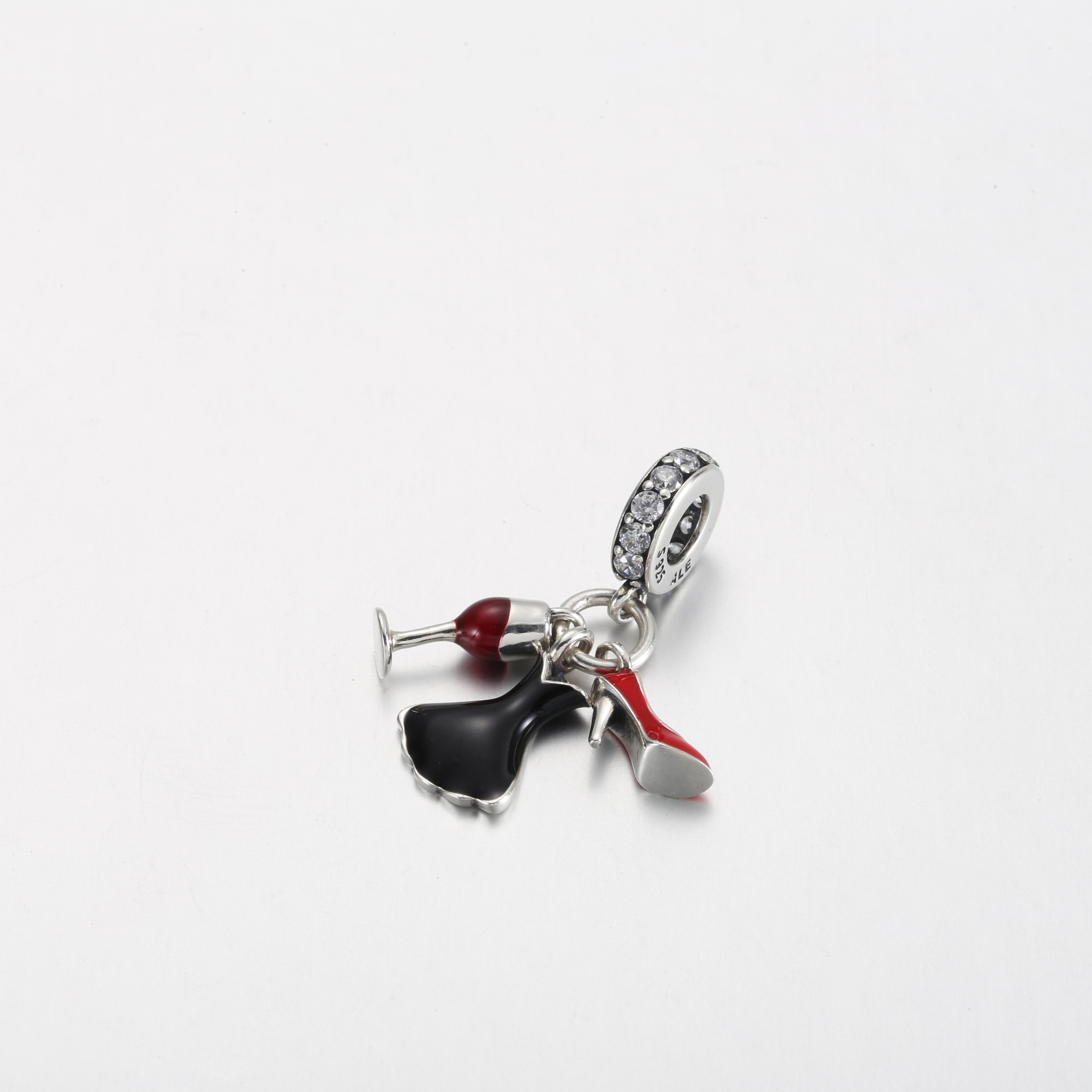 colgante de copa de vino y tacones altos con vestido negro pequeño de pandora pd 3785
