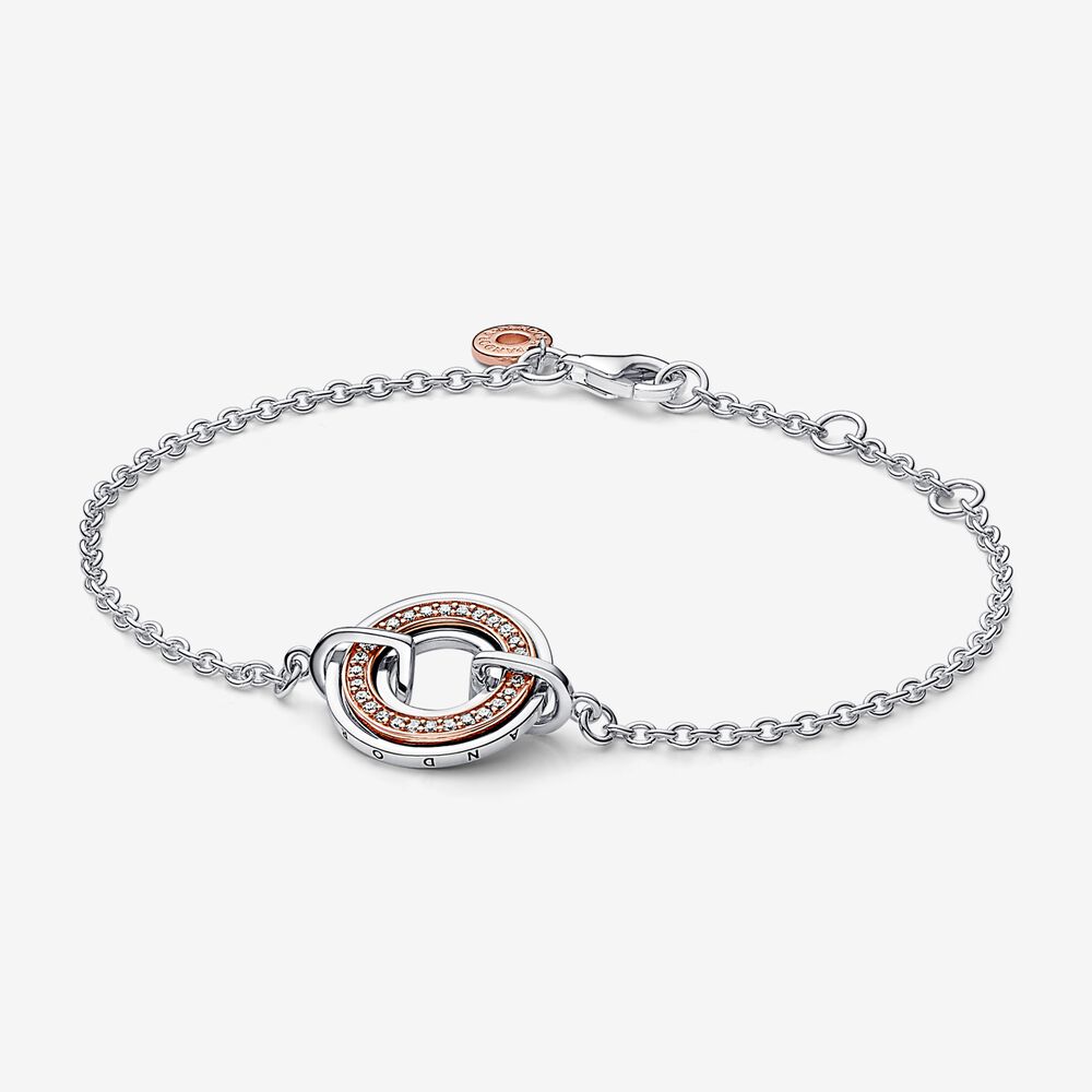 pulsera con cadena pavé y logotipo de dos tonos de pandora signature 582741c01