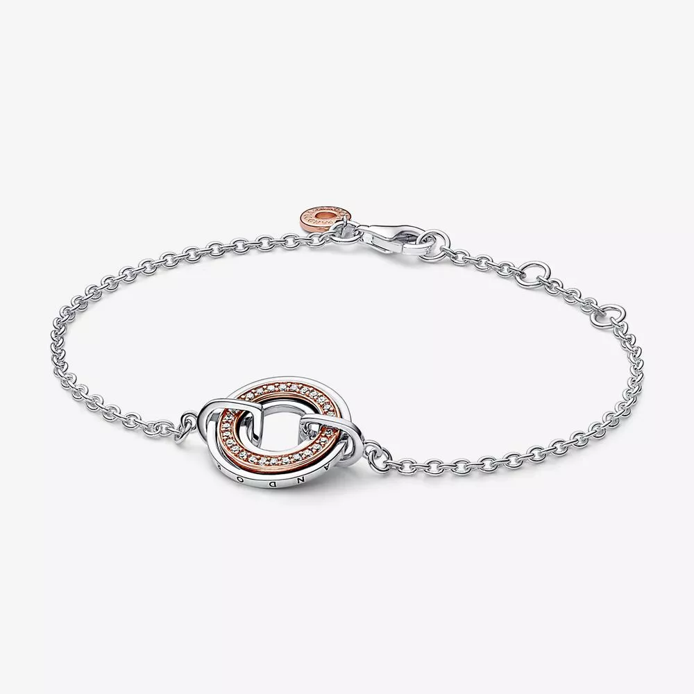 pulsera con cadena pavé y logotipo de dos tonos de pandora signature 582741c01